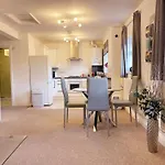Elegant Serviced Apartment With Parking In Oxford