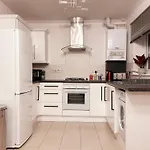 Elegant Serviced Apartment With Parking In Oxford