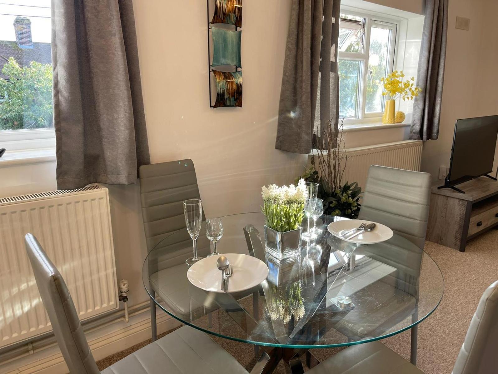 Elegant Serviced With Parking In Apartament Oxford